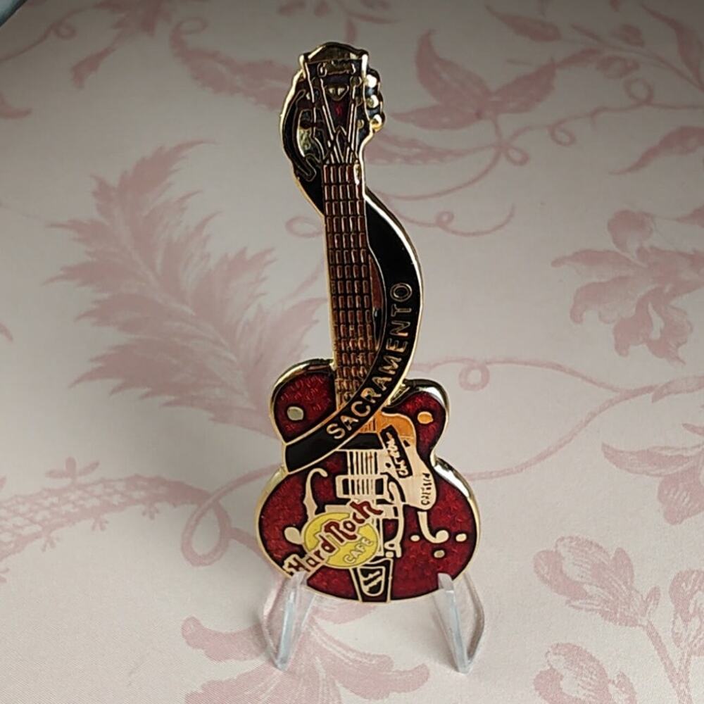 Hard Rock Cafe Sacramento Chet Atkins Dead Rocker Red Guitar Gold Trim Pin
